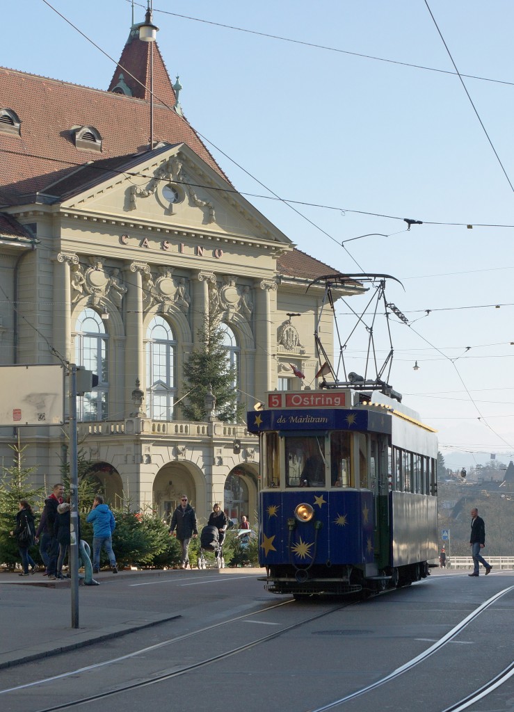 Bernmobil: Das Weihnachtstram war vom 4. Dezember bis zum 20. Dezember 2015 an den Tagen Mittwoch, Donnerstag, Freitag und Samstag in der Stadt Bern unterwegs. Ab der Haltestelle Schwanengasse wurden die Endhaltestellen Guisanplatz und Ostring angefahren. Als MRLITRAM weihnchtlich geschmckt wurde der Be 4/4 145 (1935). Wegen grossem Andrang musste am Samstag den 19. Dezember 2015 fr zustzliche Fahrten das Restaurant Tram BRe 4/4 647, ebenfalls aus dem Jahre 1935, eingesetzt werden. Es freute viele Kinder sehr, dass das MRLITRAM auch diesen Dezember unterwegs war. Die fnf Aufnahmen entstanden am 19. Dezember 2015 in Bern.
Foto: Walter Ruetsch