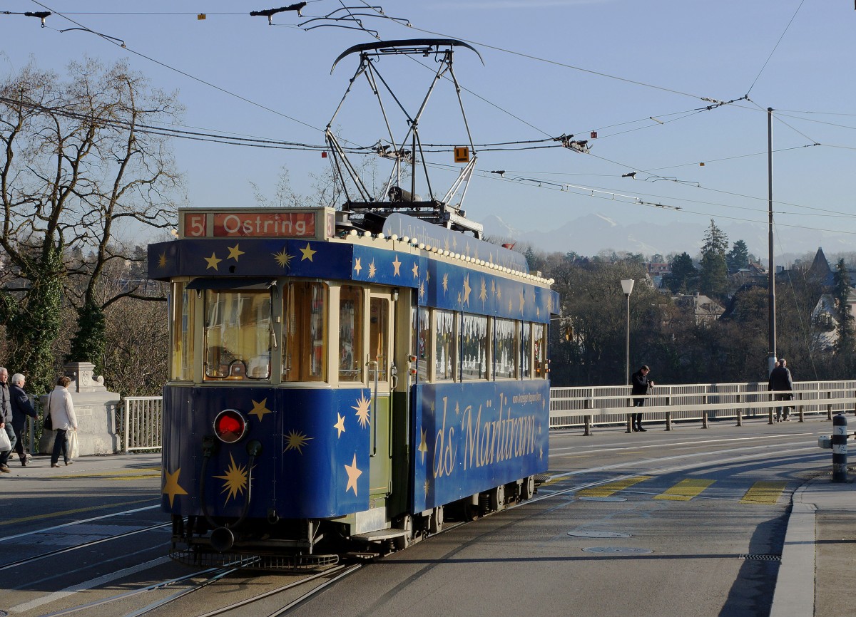 Bernmobil: Das Weihnachtstram war vom 4. Dezember bis zum 20. Dezember 2015 an den Tagen Mittwoch, Donnerstag, Freitag und Samstag in der Stadt Bern unterwegs. Ab der Haltestelle Schwanengasse wurden die Endhaltestellen Guisanplatz und Ostring angefahren. Als MÄRLITRAM weihnächtlich geschmückt wurde der Be 4/4 145 (1935). Wegen grossem Andrang musste am Samstag den 19. Dezember 2015 für zusätzliche Fahrten das Restaurant Tram BRe 4/4 647, ebenfalls aus dem Jahre 1935, eingesetzt werden. Es freute viele Kinder sehr, dass das MÄRLITRAM auch diesen Dezember unterwegs war. Die fünf Aufnahmen entstanden am 19. Dezember 2015 in Bern.
Foto: Walter Ruetsch