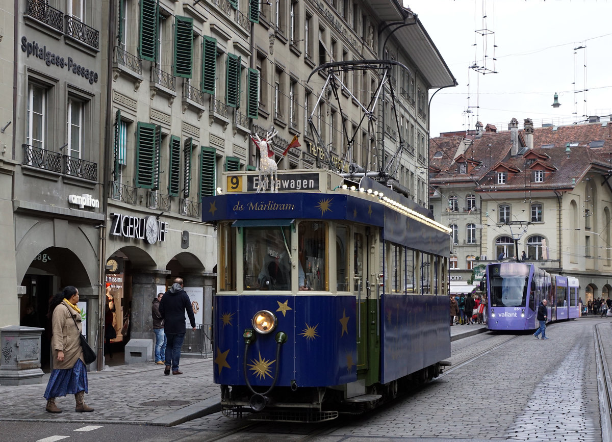 BERNMOBIL:
Mit dem Märlitram in Bern unterwegs am 16. Dezember 2017.
Foto: Walter Ruetsch