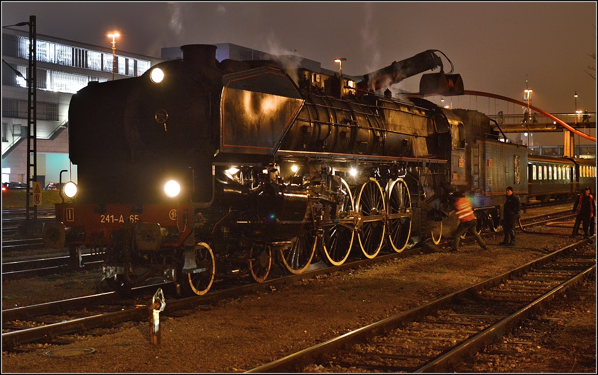 Besuch der Grande Dame 241-A-65 in Konstanz.

Bekohlung vom mitgeführten Güterwagen. Dezember 2015.