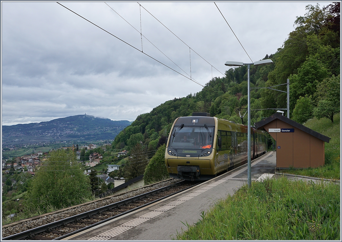  Bleiben Sie zuhause  - somit sankt das Passagieraufkommen in den Zügen drastisch. Im Verkehr Montreux Zweisimmen wurde zwar der Stundentakt beibehalten, doch ei Züge verkehrten  stark verkürzt oder mit andere Kompositionen, wie hier mit dem  Lenkerpendel , zu sehen bei Sonzier. 

2. Mai 2020