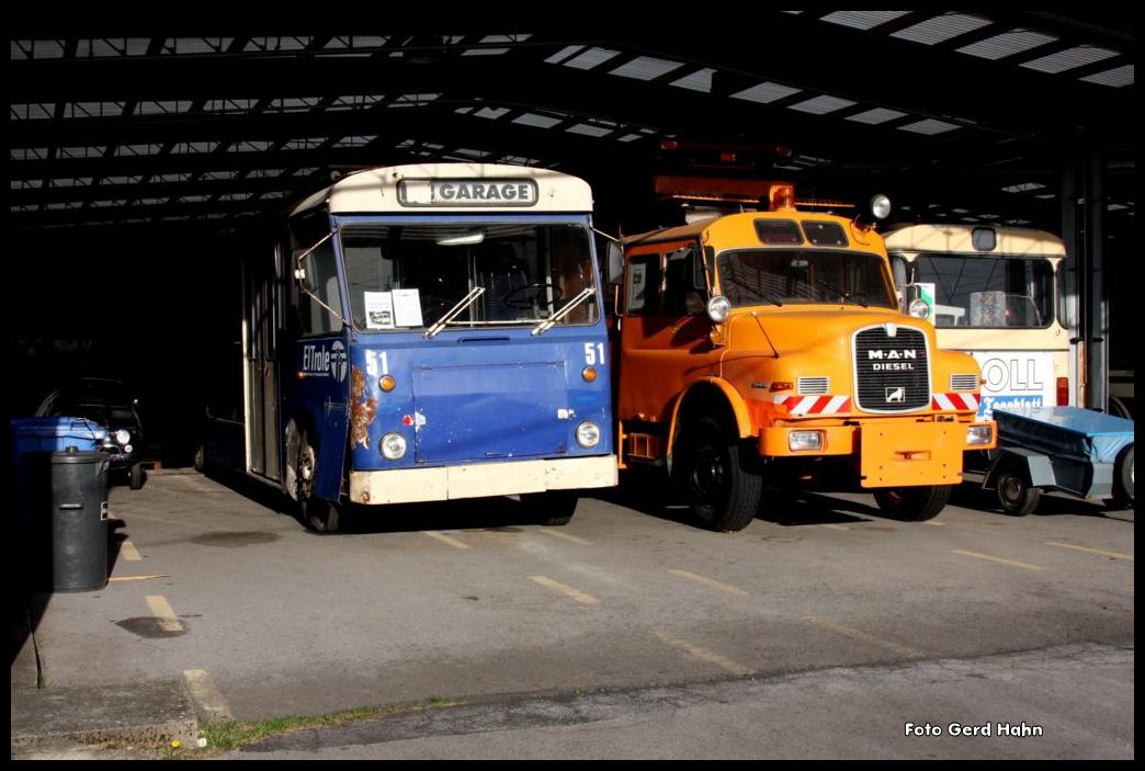 Blick am 12.5.2015 in die Museums Halle der Stadtwerke Solingen. Der blaue Bus links ist ein ehemaliger Solinger Eigenbau O-Bus. Der Bus wurde aktuell aus Argentinien zur�ck geholt, wo er lange Jahre im Stadtverkehr von Mendoza fuhr. Er soll nun zur�ck gebaut und als Museumswagen wieder eingesetzt werden.