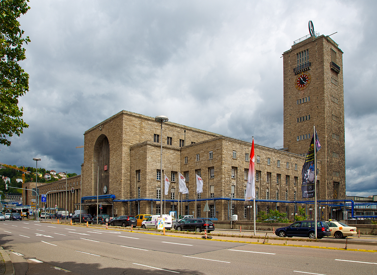 
Blick auf das denkmalgeschützte Teil des Emfangsgebäude vom Hauptbahnhof Stuttgart, hier am 17.06.2016