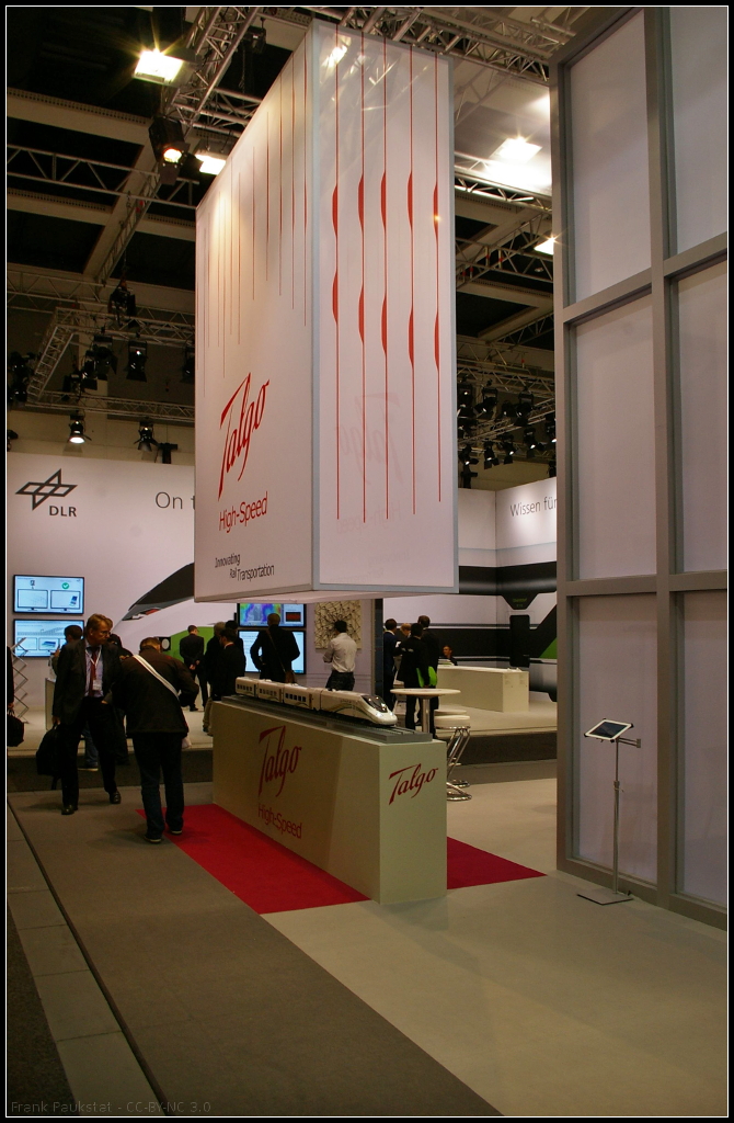Blick auf den Messestand des spanischen Herstellers Talgo auf der InnoTRans 2014 in Berlin. Eine Wikipedia-Seite beschreibt die recht umfangreiche Geschichte des Herstellers:

http://de.wikipedia.org/wiki/Talgo
