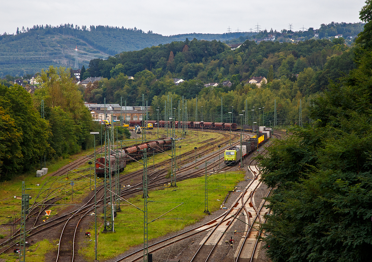 Blick auf den Rangierbahnhof (Rbf) Betzdorf/Sieg am 20.09.2021 (von der Brcke in Betzdorf-Bruche). Unteranderem sieht man hinten links die V60 - 261 671-2 (eigentlich laut NVR-Nummer 98 80 3361 671-1 D-AVOLL), rechts davon ein GAF 200 und rechts hat die α 185 603-8 (91 80 6185 603-8 D-ATLU) einen leeren Gterzug abgestellt. 
Rechts unten sieht man das zweigleisige Hauptgleis der Siegstrecke.