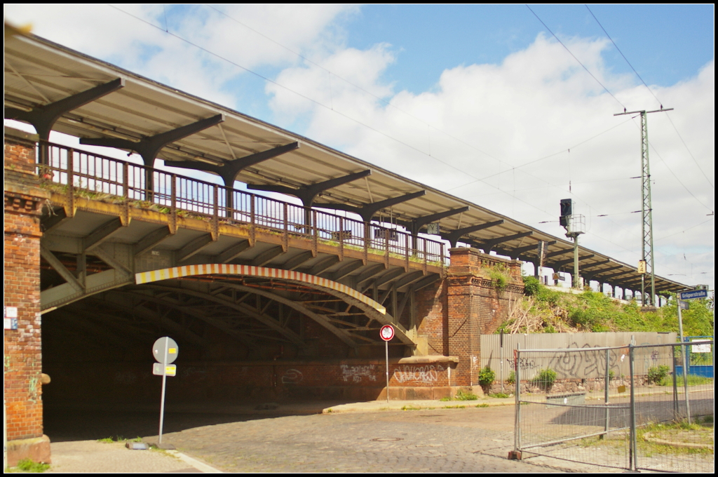 Blick auf den S-Bahnsteig des Bahnhofs Magdeburg Neustadt, 10.05.2015
<br><br>
Der Bahnhof im Magdeburger Stadtteil Alte Neustadt wurde 1873 er�ffnet und befindet sich heute zum Teil in Privatbesitz. Den Bahnsteigen sieht man das Alter des Bahnhofs leider an.