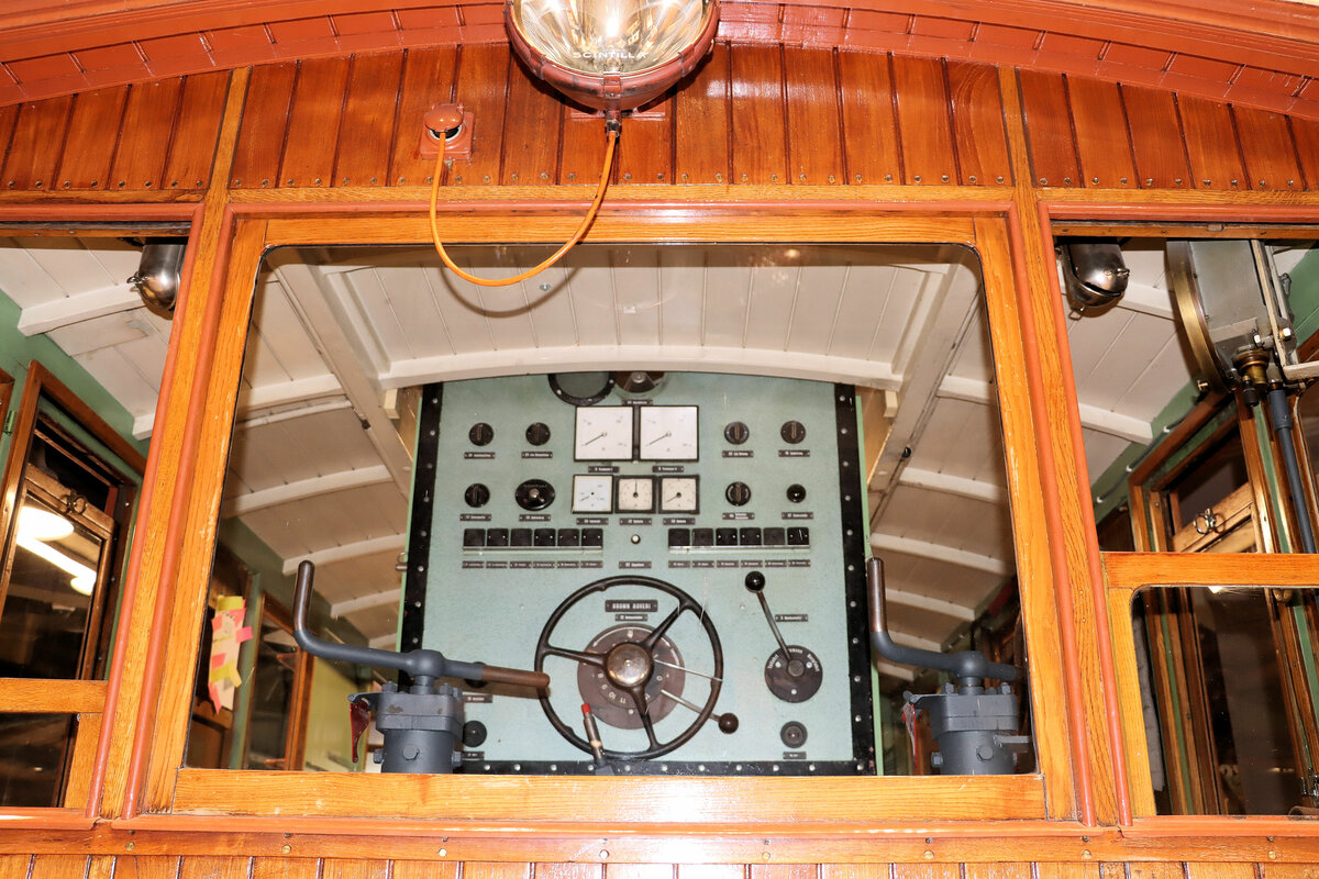 Blick in den Führerstand und auf die Bedienungselemente der Jungfraubahn Lok 11 im Inneren des Verkaufsladens in Interlaken. Dahinter ist allerdings nichts mehr - nur ein Büro. 13.November 2021  