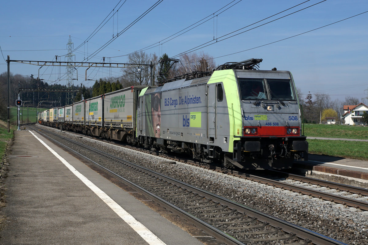 Blockgüterzug von BLS CARGO mit der Re 486 508 bei Mühlau am 22. März 2019.
Foto: Walter Ruetsch