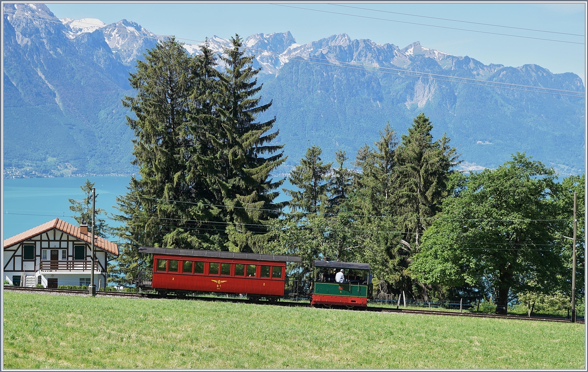 Blonay-Chamby Schweizer Dampffestival 2019: Die G 2/2 FP N° 4 fährt mit ihrem NStCM Wagen vor dem Hintergrund der Walliser und Savoyer Alpen bei Chaulin in Richtung Blonay.

8. Juni 2019