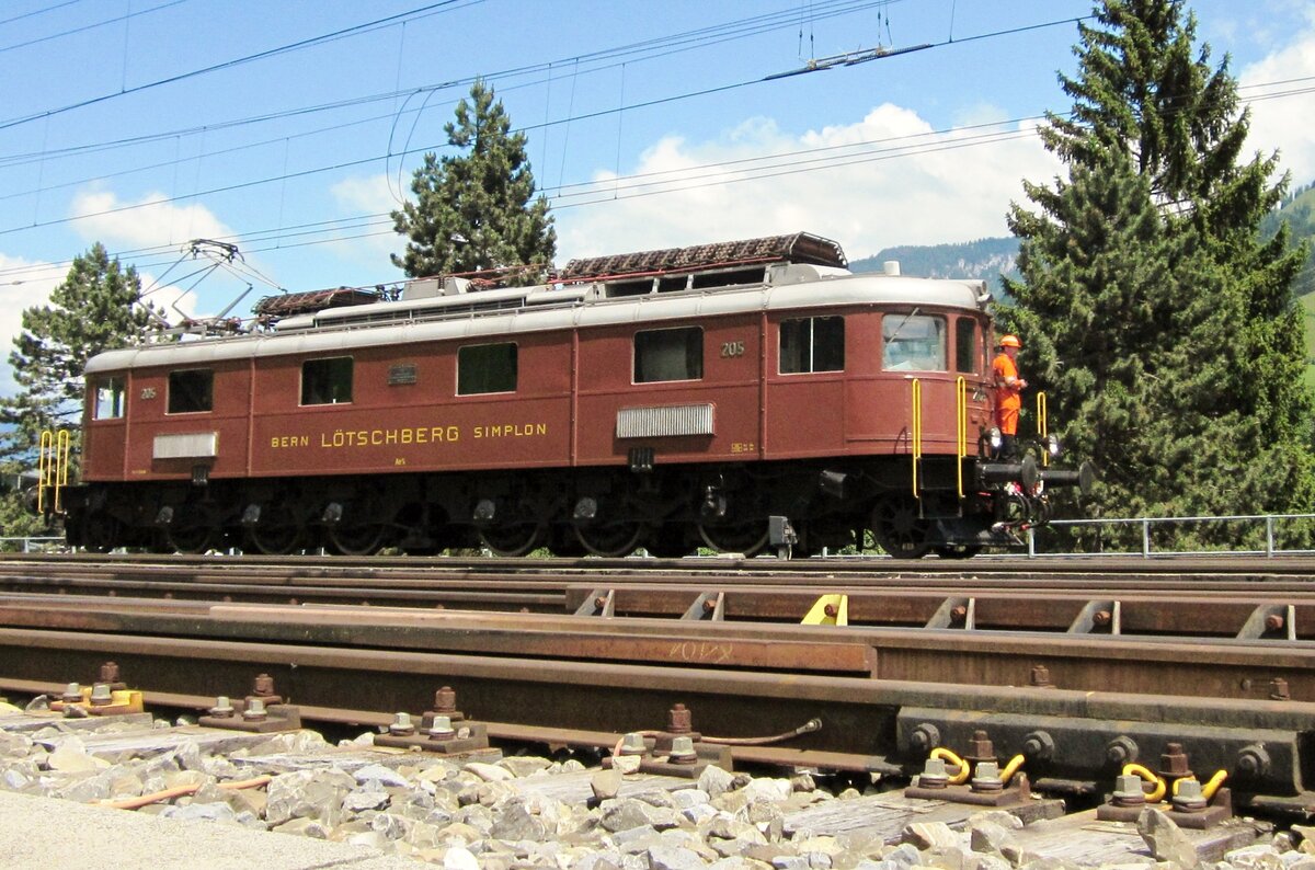 BLS 205 lauft um durch das Vorfeld des Bahnhofs Frutigens am 30 Juni 2013.