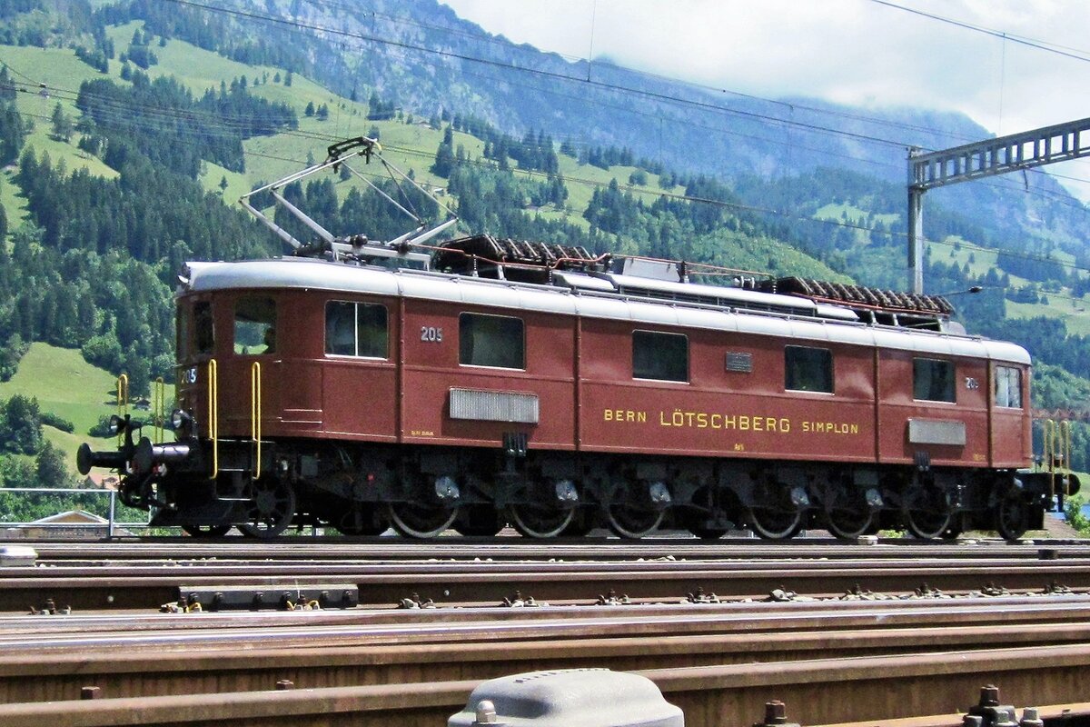 BLS 205 lauft um durch das Vorfeld des Bahnhofs Frutigens am 30 Juni 2013.