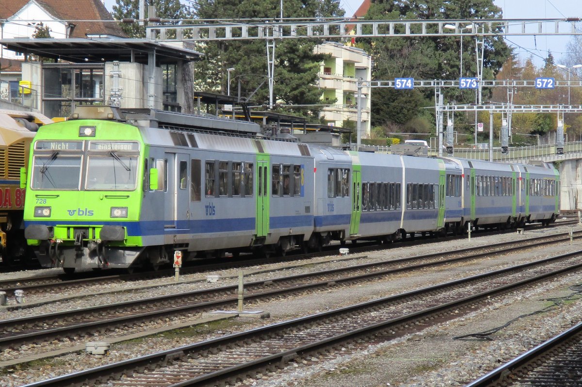 BLS 728 steht am 23 März 2017 in Thun abgestellt.