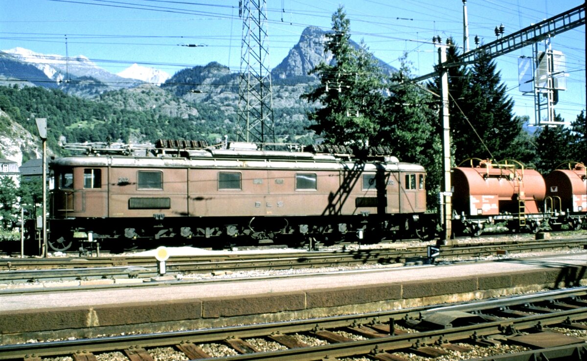 BLS Ae 6/8 Nr.202 mit Löschzug in Bereitschaft in Brig am 20.08.1979.