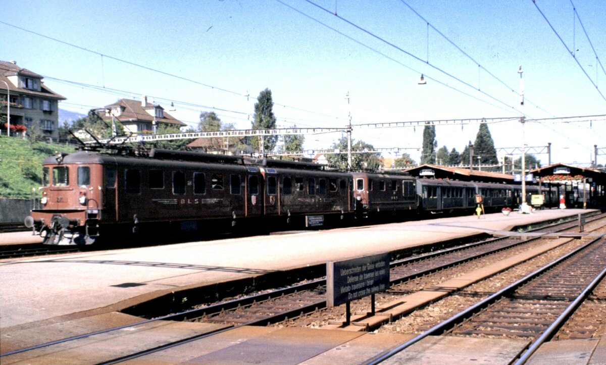 BLS Ae 8/8 Nr.271 und BLS Re 4/4 in Spiez am 08.09.1980.