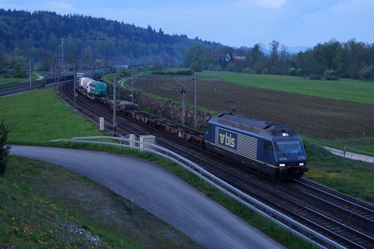 BLS: Auch in der Schweiz gibt es einen ALLWETTER-BAHNFOTOGRAFEN, der ab und zu auch bei sehr schlechter Witterung bis zum Einbruch der Abenddämmerung mit der Fotokamera unterwegs ist. Langer gemischter Güterzug mit der Re 465 010 bei Roggwil unterwegs am 28. April 2015 um 19.45 h.
Foto: Walter Ruetsch