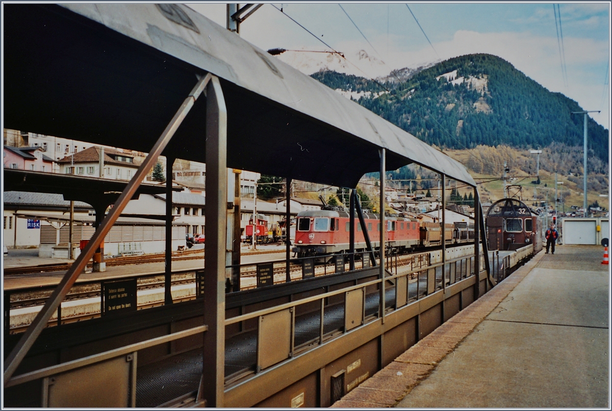 BLS Autoverlad Göschenen - Airolo. Lange Jahre, bis zu Eröffnung des Gotthard Strassentunnels 1981 betrieben die SBB einen Autoverlad durch den Gotthardtunnel. Als dann im Herbst 2001 nach einem Unfall den Strassentunnel für gut zwei Monate gesperrt werden musste, zog die BLS einen Autoverlad auf. 

Leere Autozüge: links im Transit von Italien nach Deutschland und Bildbestimmend der BLS Autozug Airolo Göschenen
. 
Analogbilder vom 16. bzw. 21. November 2001 