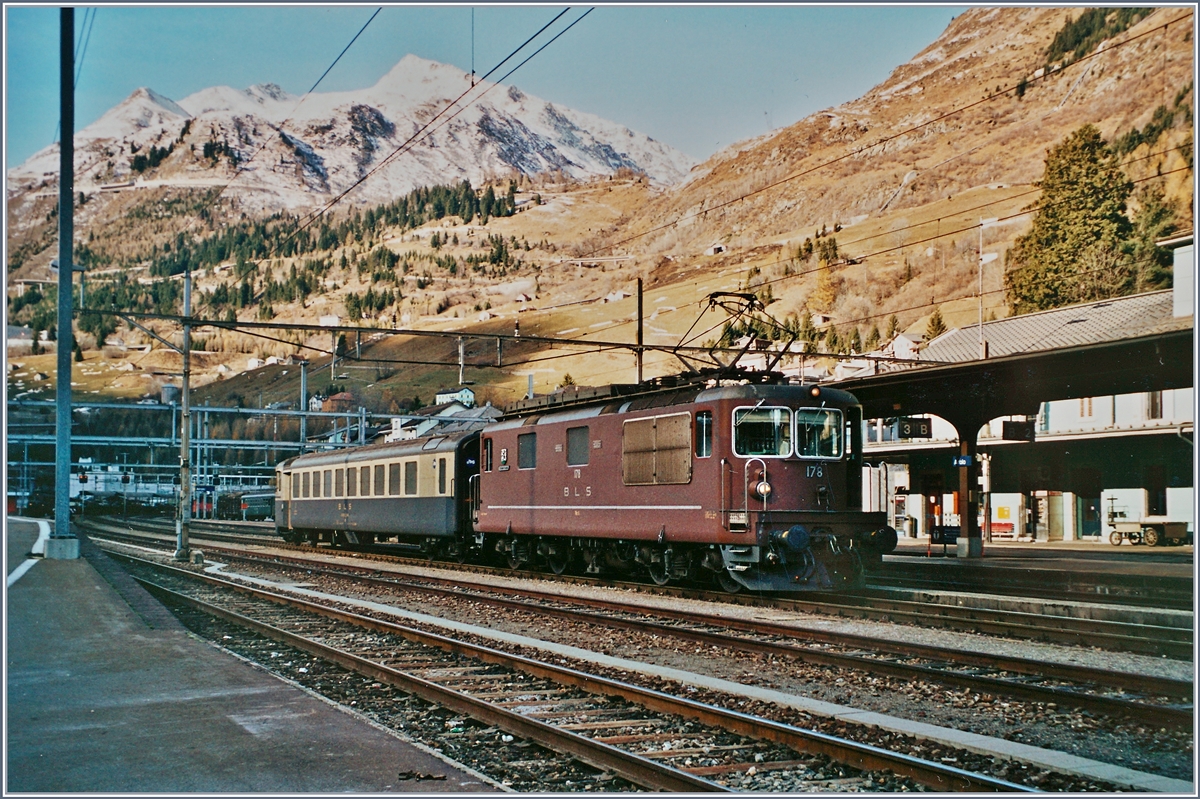 BLS Autoverlad Göschenen - Airolo. Lange Jahre, bis zu Eröffnung des Gotthard Strassentunnels 1981 betrieben die SBB einen Autoverlad durch den Gotthardtunnel. Als dann im Herbst 2001 nach einem Unfall den Strassentunnel für gut zwei Monate gesperrt werden musste, zog die BLS einen Autoverlad auf. 
Die BLS Re 4/4 178 mit eine Bt in Airolo. 
Analogbilder vom 16. bzw. 21. November 2001 