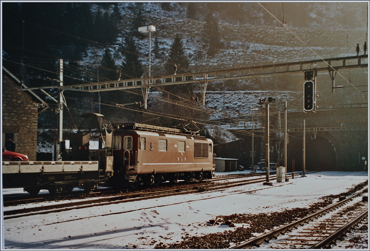 BLS Autoverlad Göschenen - Airolo. Lange Jahre, bis zu Eröffnung des Gotthard Strassentunnels 1981 betrieben die SBB einen Autoverlad durch den Gotthardtunnel. Als dann im Herbst 2001 nach einem Unfall den Strassentunnel für gut zwei Monate gesperrt werden musste, zog die BLS einen Autoverlad auf. 
Da Göschenen aus verschiedenen Gründen kaum Bilder davon erlaubte, entstand die Mehrheit der Fotos in Airolo. Trotzdem ist hier die BLS Re 4/4 174 mit einem nach Airolo ausfahrenden Autozug kurz vor dem Nordportal des Gotthard Tunnels zu sehen. 
Analogbilder vom 16. bzw. 21. November 2001 