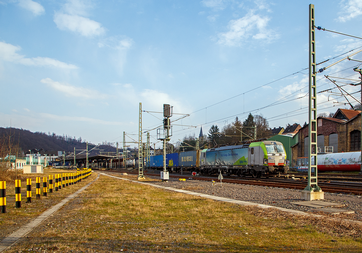 BLS Cargo, die Alpinisten.....
Die BLS Cargo 408 – Re 475 408-1 (91 85 4475 408-1 CH-BLSC) fährt am 20.03.2022 mit einem KLV-Zug durch Betzdorf/Sieg in Richtung Köln.

Die Siemens Vectron MS wurden von Siemens Mobilitiy in München-Allach unter der Fabriknummer 22069 gebaut, sie hat die Zulassungen für CH/ D/ A/ I / NL.