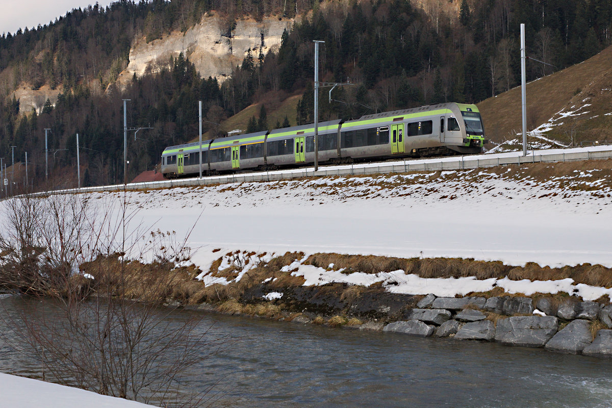 BLS: Die wunderschönen Aufnahmen von Peter und Stefan inspirierten mich ebenfalls diese Gegend aufzusuchen.
RE Bern-Luzern mit einem Lötschberger bei Köschbrunnen am 3. Februar 2017.
Foto: Walter Ruetsch