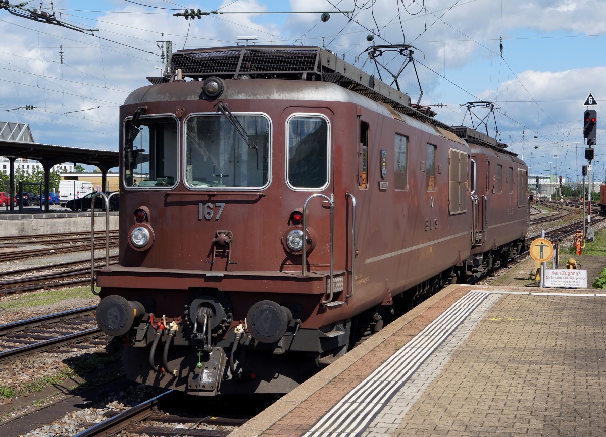 BLS: Doppeltraktion mit Re 4/4 167 wartet am 11. Juli 2015 in Basel Badischer Bahnhof auf ihren nächsten Einsatz.
Foto: Walter Ruetsch  