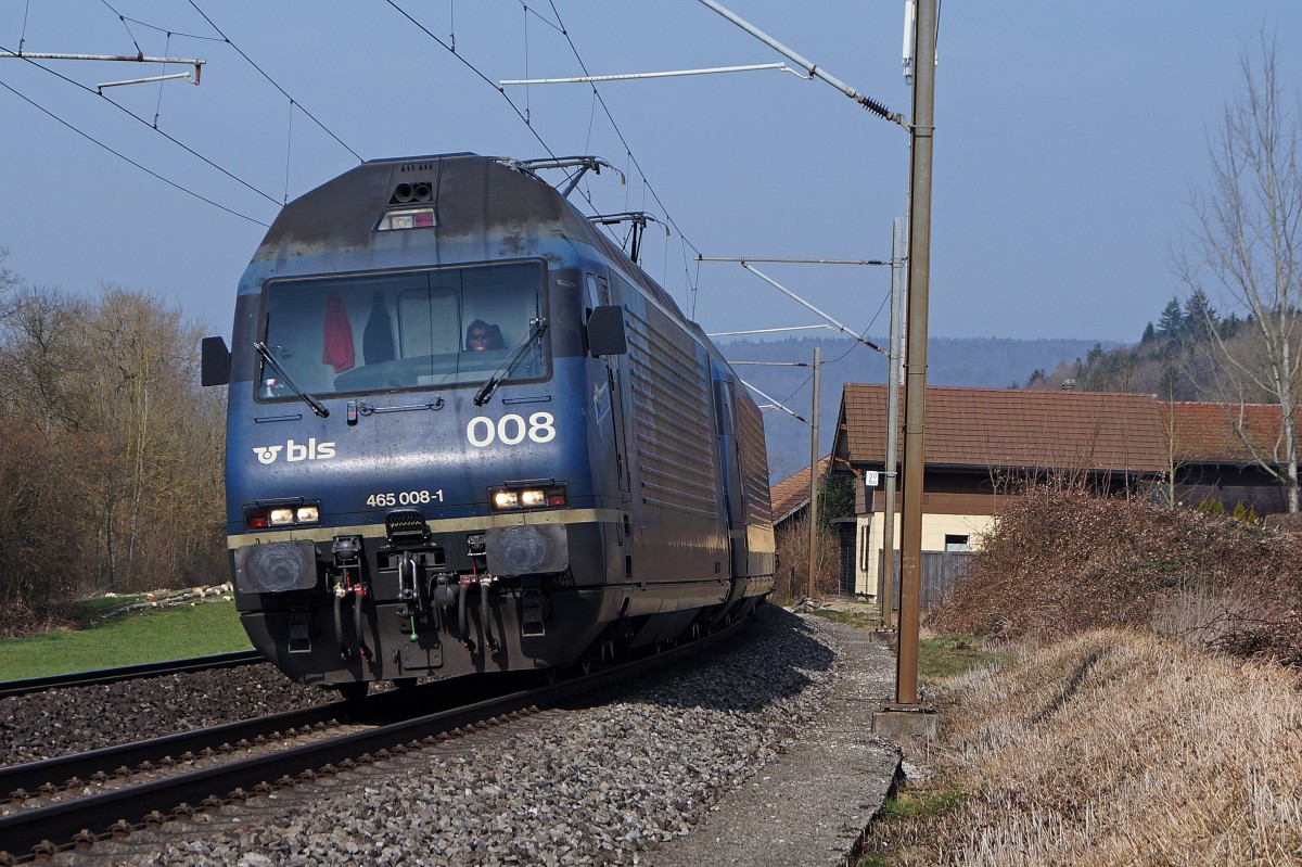 BLS: Gleich drei verschiedene Motive des selben Zuges vom gleichen Fotostandort aus. Die Aufnahme des BLS-Güterzuges mit einer blauen Re 465-Doppeltraktion entstand am 18. März 2015 bei Murgenthal. An der Spitze des Güterzuges war die 465 008-1 engereiht.
Foto: Walter Ruetsch 