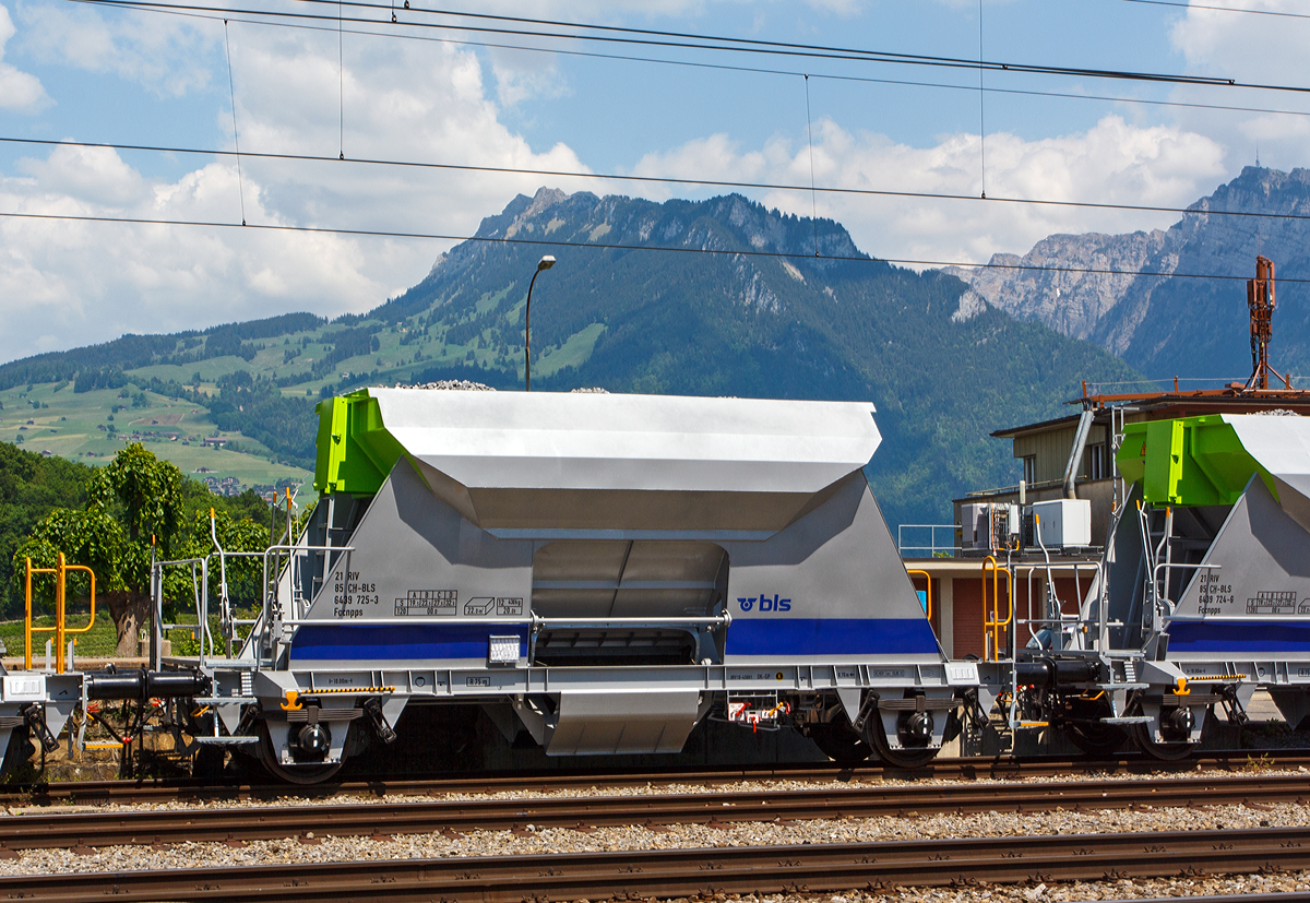 BLS Neuschotterwagen der Gattung Fccnpps (21 RIV 85 CH-BLS 6439 725-3) angestellt am 28.05.2012 im Bahnhof Spiez.

Technische Daten:
Spurweite: 1.435 mm
Anzahl der Achsen: 2
Lnge ber Puffer: 10.000 mm
Achsabstand: 8.760 mm
Eigengewicht: 12.430 kg
Max. Ladegewicht: 32,5 t
Ladevolumen: 22,0 m
Hchstgeschwindigkeit: 100 km/h beladen (120 km/h leer)
Kleister bef. Gleisbogen: R 75 m