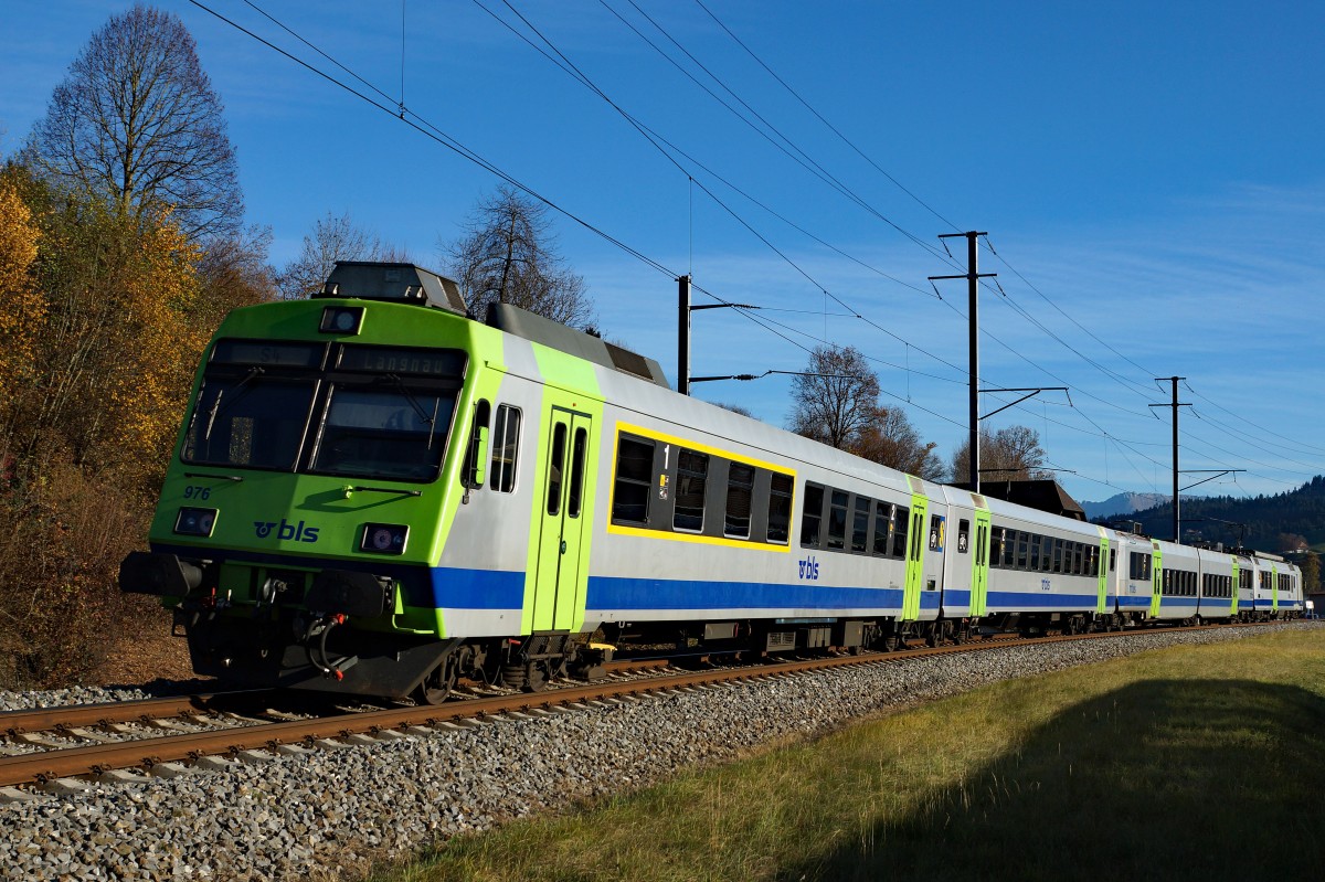 BLS: S-Bahn 4 mit RBDe 566-Pendel nach Langnau i.E. bei Emmenmatt am 7. November 2015.
Foto: Walter Ruetsch