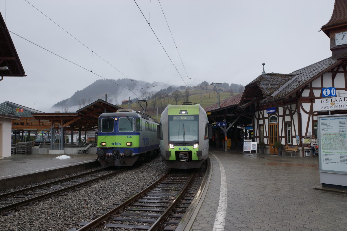 BLS: Seit dem Fahrplanwechsel 2015 verkehren EW III Pendel mit Re 420 (ehemals SBB) auf der Golden-Pass-Strecke. Die Aufnahme vom 2. Januar 2016 entstand in Zweisimmen.
Foto: Walter Ruetsch