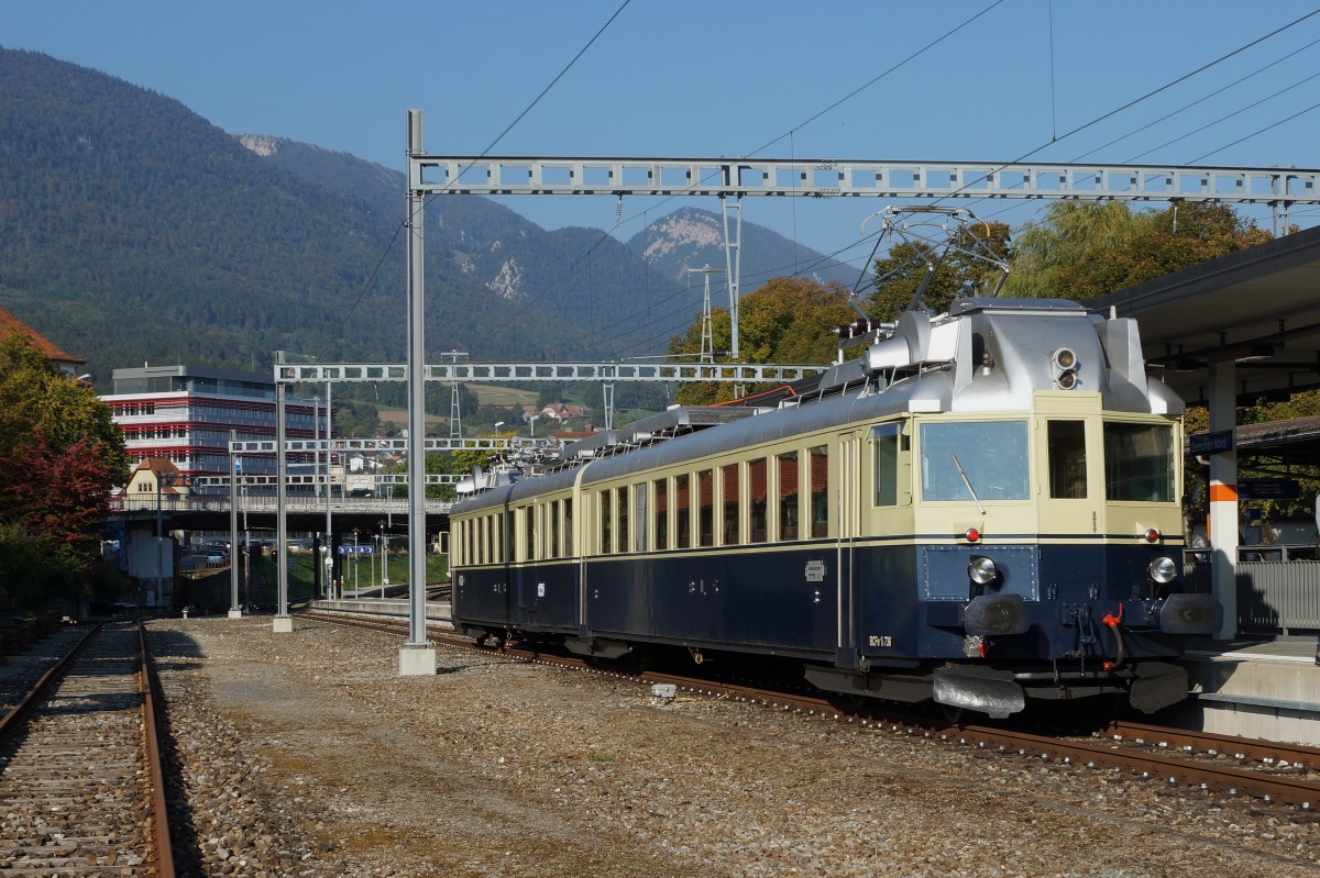 BLS: Sonderzug mit dem  BLAUEN PFEIL  BCFe 4/6 736 beim Zwischenhalt in Grenchen Nord am 1. Oktober 2015.
Foto: Walter Ruetsch