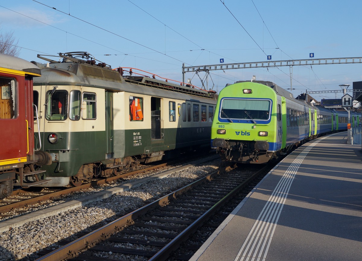 BLS/DBB/EBT: Mit dem WHISKI TRAIN quer durchs Seeland. Ueber das Wochenende vom 18./19. April 2015 fand die 7. Ausgabe des legendären Whiskytrains statt. Die 10 historischen Personenwagen die bei verschiedenen Vereinen zusammengetrommelt werden mussten, wurden dieses Jahr von der DBB Eb 3/5 Nr. 5810 ehemals SBB gezogen, weil die VHE 64518 noch immer abgestellt ist infolge einer umfangreichen Revision. Am Zugsschluss wurde der grüne EBT BDe 4/4 82 (ex SOB) angehängt um Umfahrungen zu vermeiden. Diese Aufnahme einer Begegnung mit einem BLS RE ist am 19. April 2015 in Kerzers entstanden.
Foto: Walter Ruetsch 