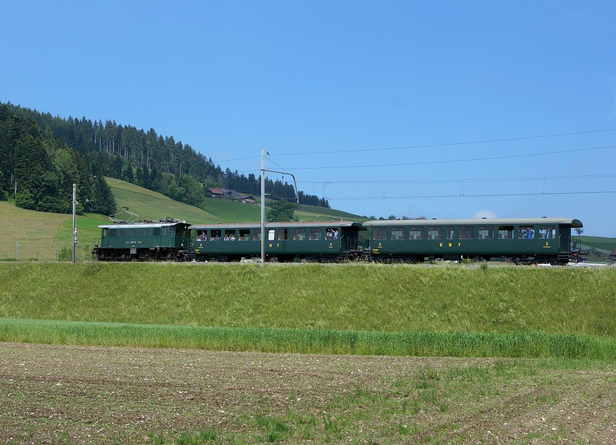 BLS/VHE: Stilreiner Nostalgiezug, ehemals Emmental-Burgdorf-Thung-Bahn (EBT) auf einer seiner ehemaligen Strecken. Be 4/4 102 der BLS-Stiftung mit Bi 527 + Bi 538 vom VEREIN HISTORISCHE EISENBAHN EMMENTAL, unterwegs bei Mirchel am 31. Mai 2014.
Foto: Walter Ruetsch 