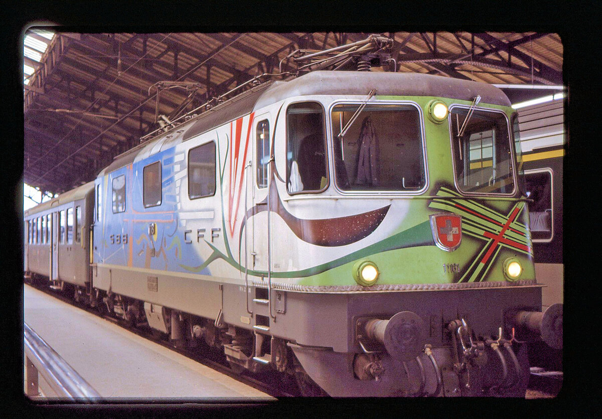 BoBo-Lokomotiven: Meines Wissens war die 11181 die erste, bei der die SBB einen spielerisch-bunten Anstrich erm�glichte, hier vom K�nstler Bourret angebracht. Lausanne, 3.Dezember 1983  