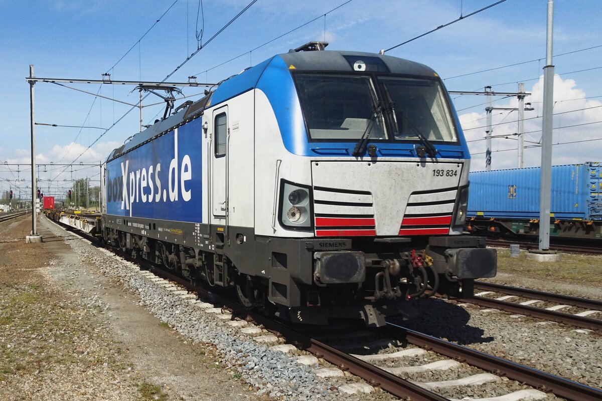 BoxXpress 193 834 zieht ein beinahe ganz leeren KLV am 14 April 2022 durch Lage Zwaluwe; das Bild wurde mit etwas Zoom vom Bahnsteig gemacht.