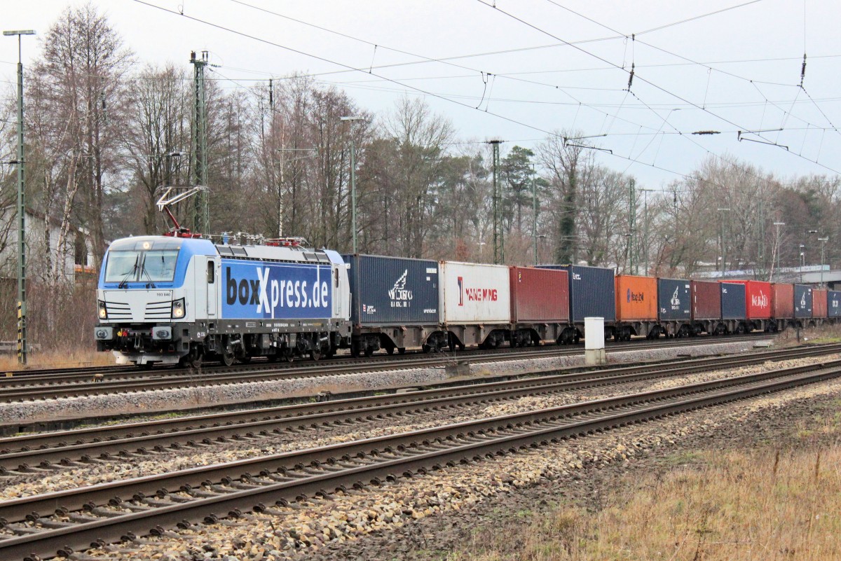 boxXpress - Siemens / Vectron 193 840-6 ist am 18.12.2013 mit einen Containerzug auf den Weg in den Hamburger Hafen und durchfährt soeben den Bahnhof Tostedt.