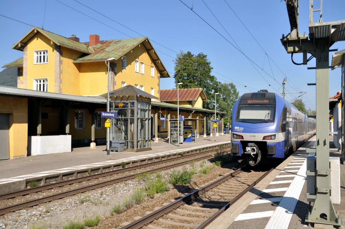 BRB ET 305 Flirt 1430 von Stadler fährt durch Brannenburg am 11.08.2022.