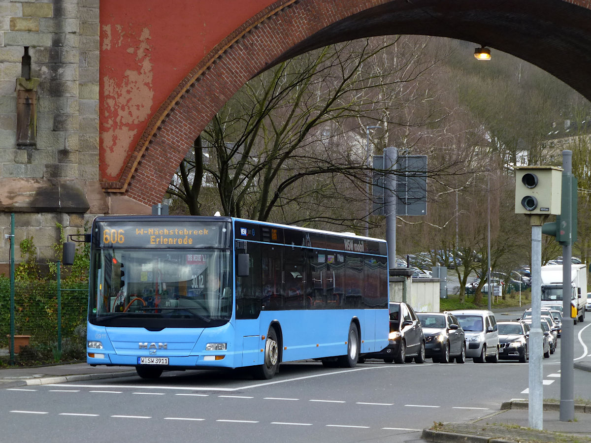 Buslinie 606 ist sicherlich eine der ungewöhnlichsten im Netz der Wuppertaler Stadtwerke, ganze sieben Fahrten macht die Linie am Tag zwischen Schmitteborn und Nächstebreck. Am 11.2.2020 ist Bus 0911 gerade nach Erlenrode unterwegs und wartet unter der Bockmühlbrücke auf Grün.