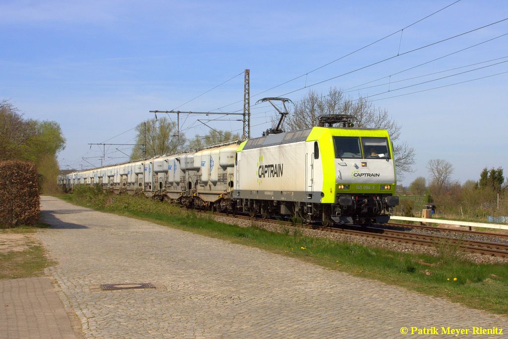 Captrain 145 094 mit Zementwagenzug Richtung Hamburg bei Durchfahrt Neukloster (Kreis Stade) am 20.04.2015