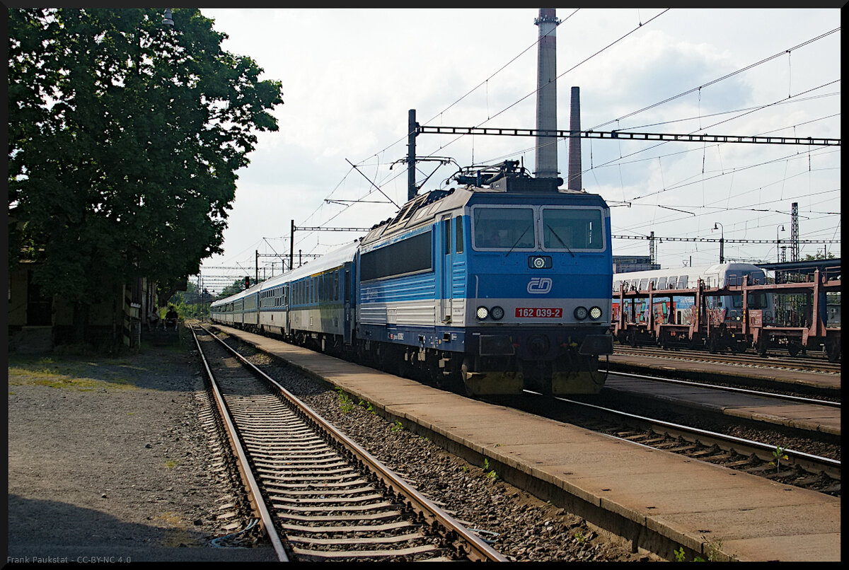 CD 162 039 mit R 931 Krakonos bei der Einfahrt in den Bahnhof Nymburk.

Nymburk, 20.05.2022
[CZ-CD 91 54 7 162 093-2]
