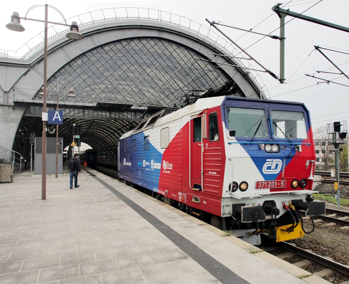 CD 371 201-5 in Dresden Hbf am 15.04.2016.