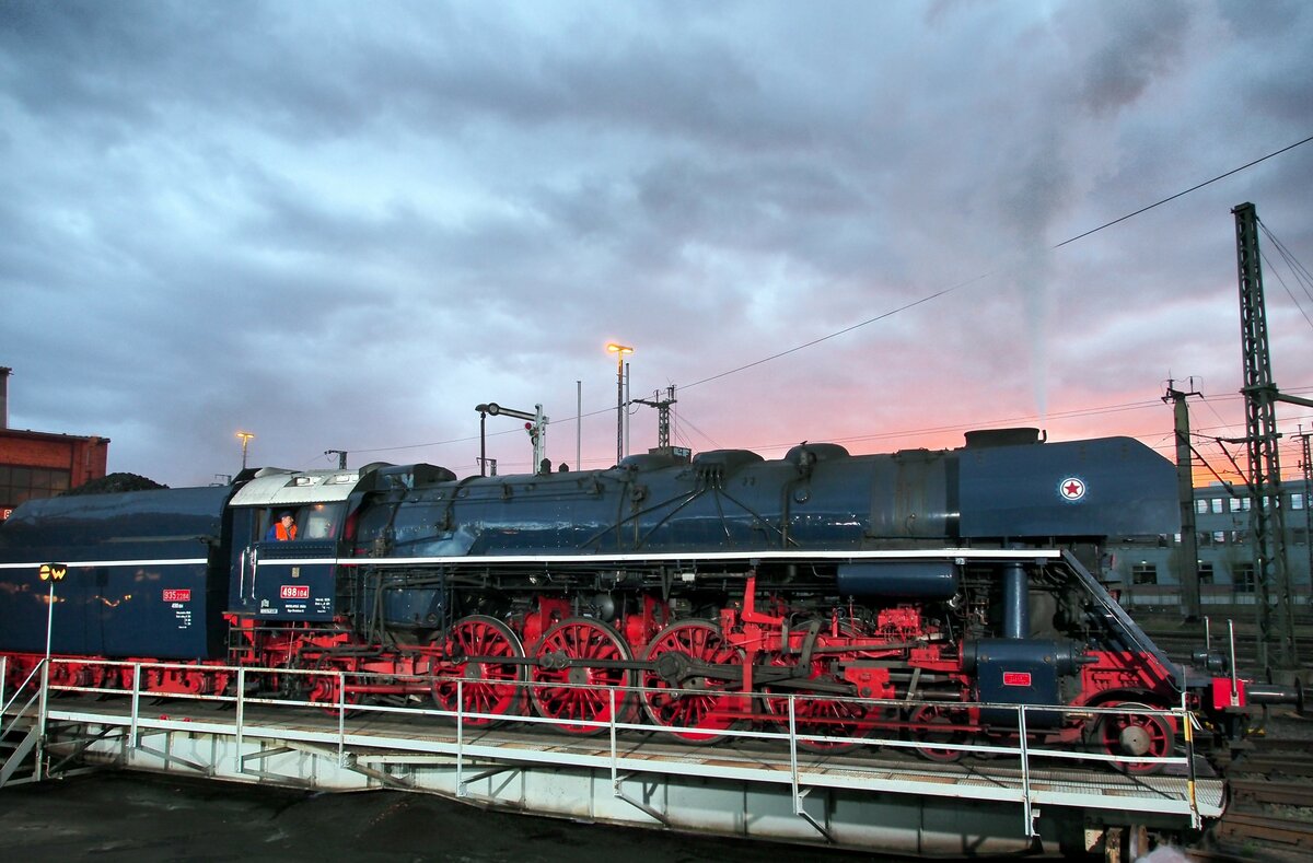 CD 498 10 auf der Drehscheibe im Bw Dresden Altstadt bei der Nachtfotoparade zum Sonnenuntergang am 15.04.2016.