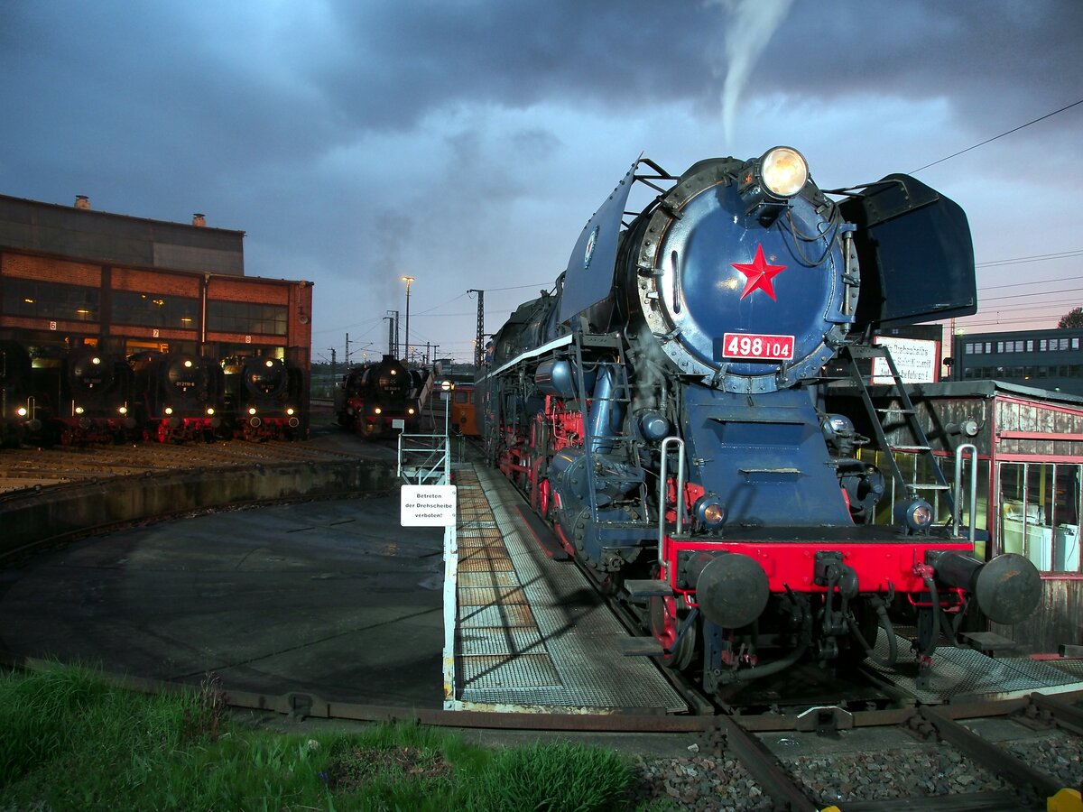 CD 498 104 auf der Drehscheibe des Bw Dresden Altstadt bei der Nachtfotoparade beim 8. Dampfloktreffen am 15.04.2018.