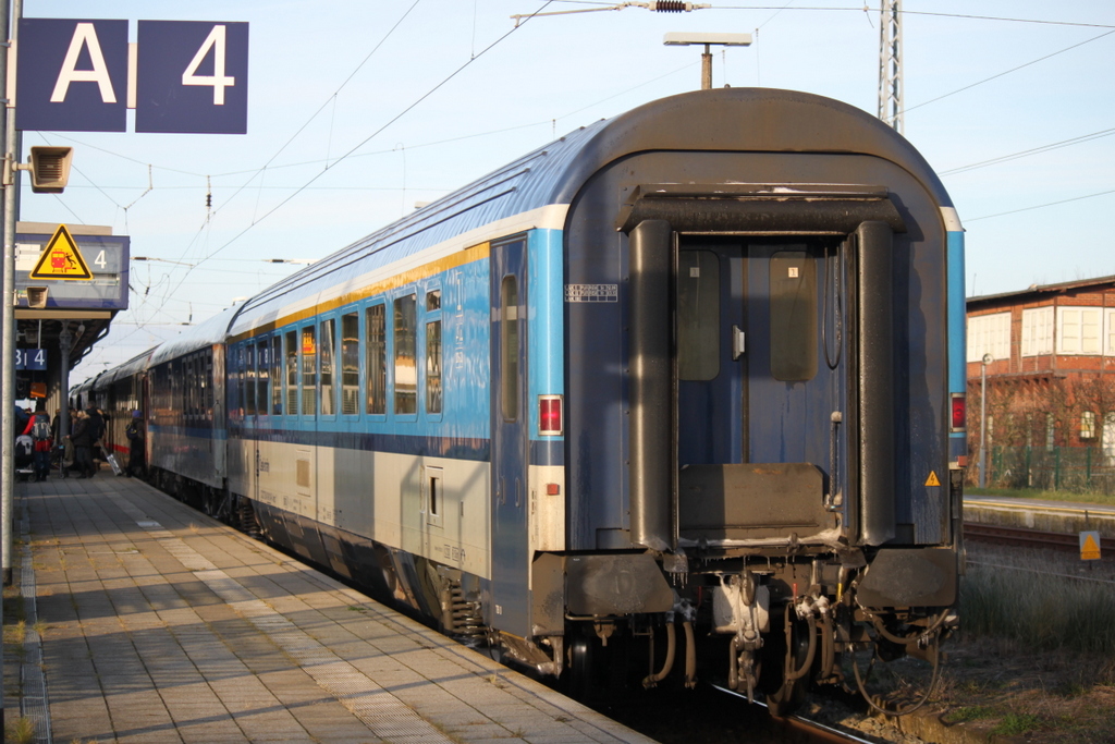 CD-Bmz Wagen am Ende des EC 179 von Warnem�nde nach Praha hl.n.stand am 27.12.2014 in Warnem�nde.