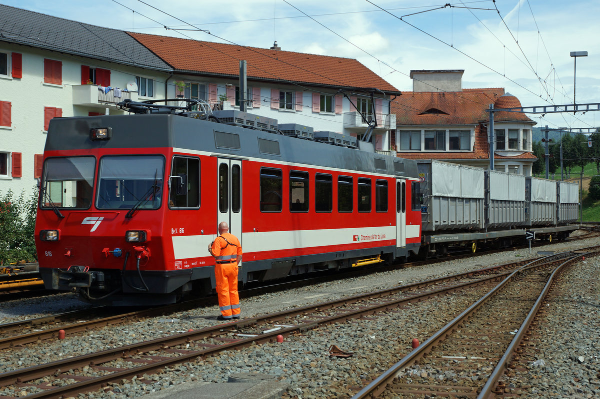 CJ: Kehrichtzug bei der Einfahrt in Tavannes mit dem Be 4/4 616 (ehemals AB/FW) am 3. August 2016. Wegen dem herannahenden Regionalzug musste das anstehende Rangiermanöver rasch umgesetzt werden.
Foto: Walter Ruetsch