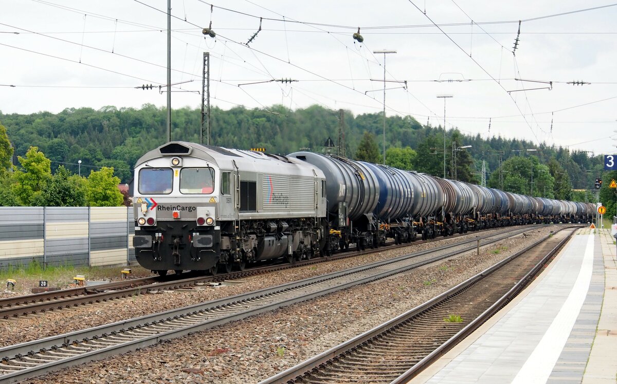 Class 66 DE 670 Rhein Cargo mit Kesselwagenganzzug in Amstetten am 30.05.2020.