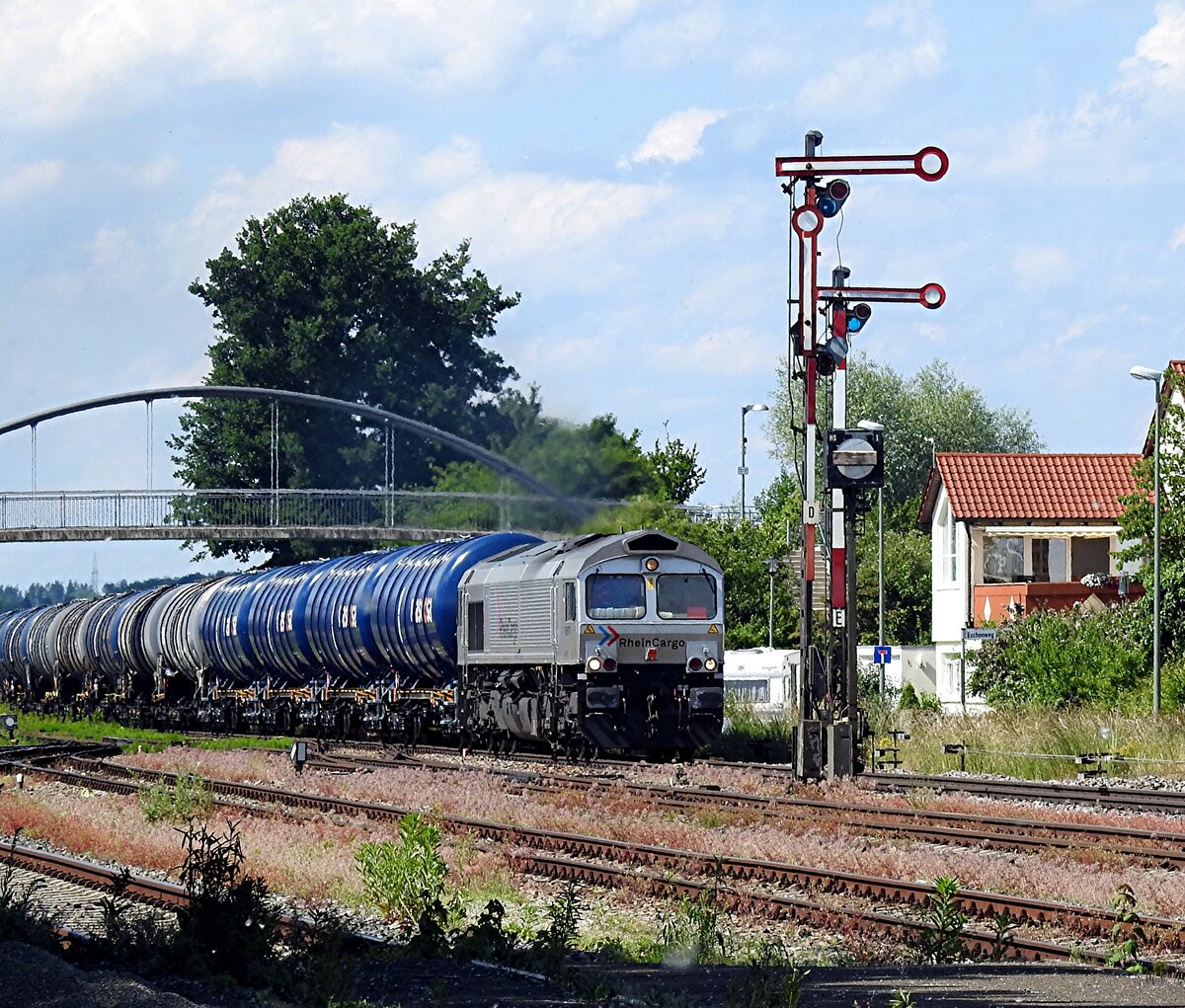 Class 66 Rhein Cargo mit Tankzug in Vöhringen am 13.06.2019.