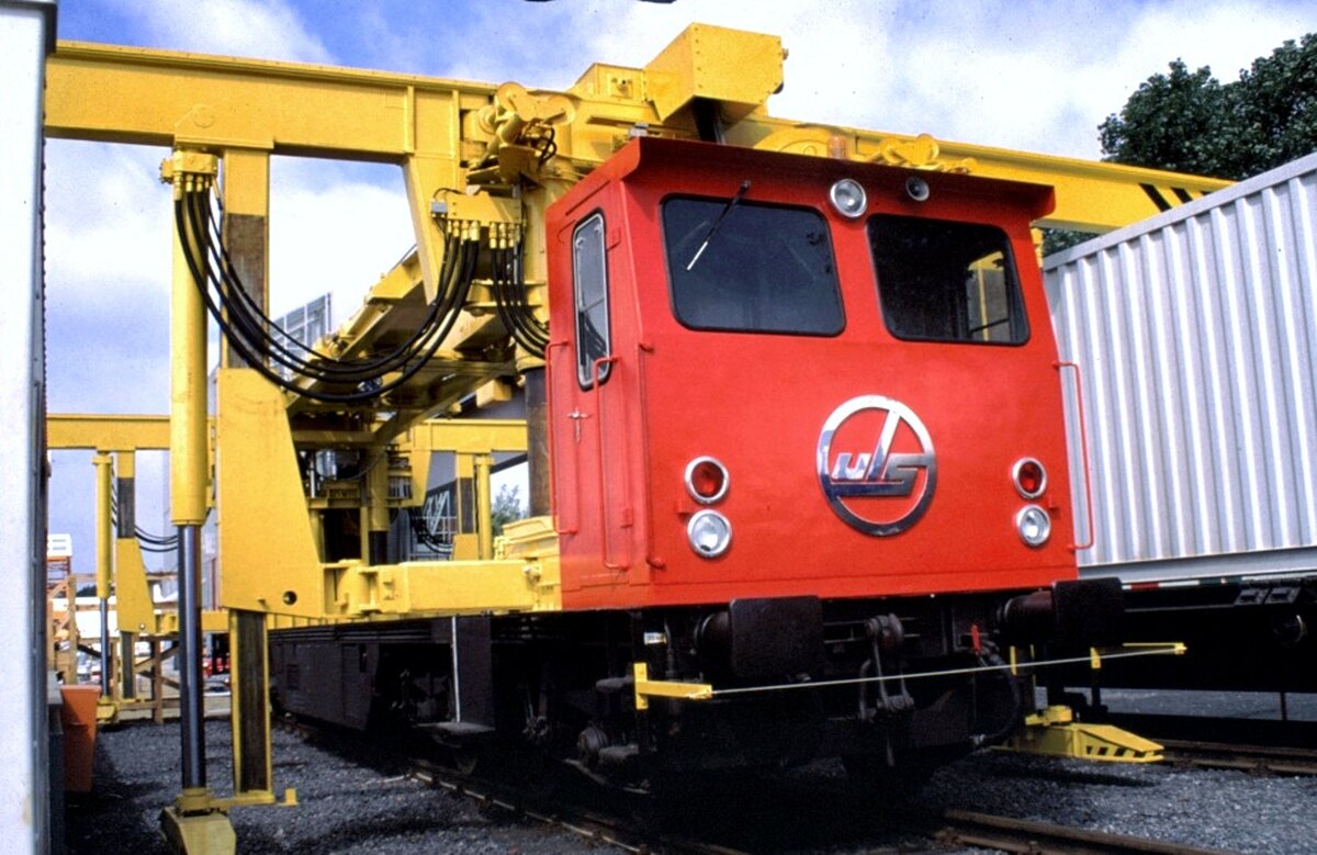 Containerlader ULS bei der IVA in Hamburg im Oktober 1979. Ein Vorl�ufer der BR 690 / 691.