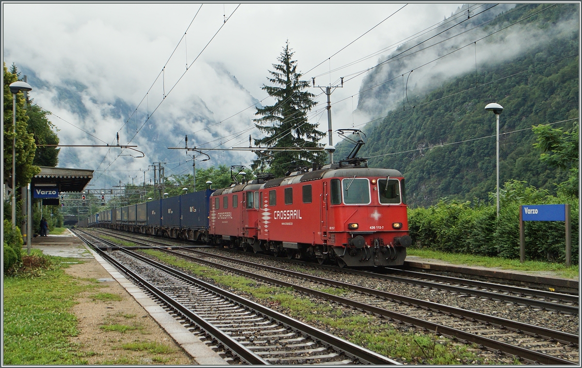 Crossrail Re 4/4 III (bzw. Re 436 112-7) mit einer Schwesterlok und einem langen Güterzug auf der Fahrt Richtung Norden bei der Durchfahrt in Varzo. 
2. Juli 2014