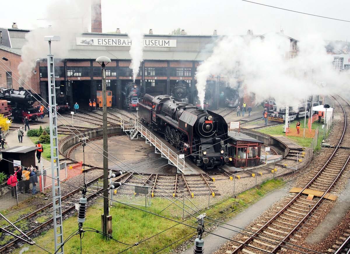 CZ 475 111 beim 8.Dampfloktreffen in Dresden auf der Drehscheibe am 15.04.2016.