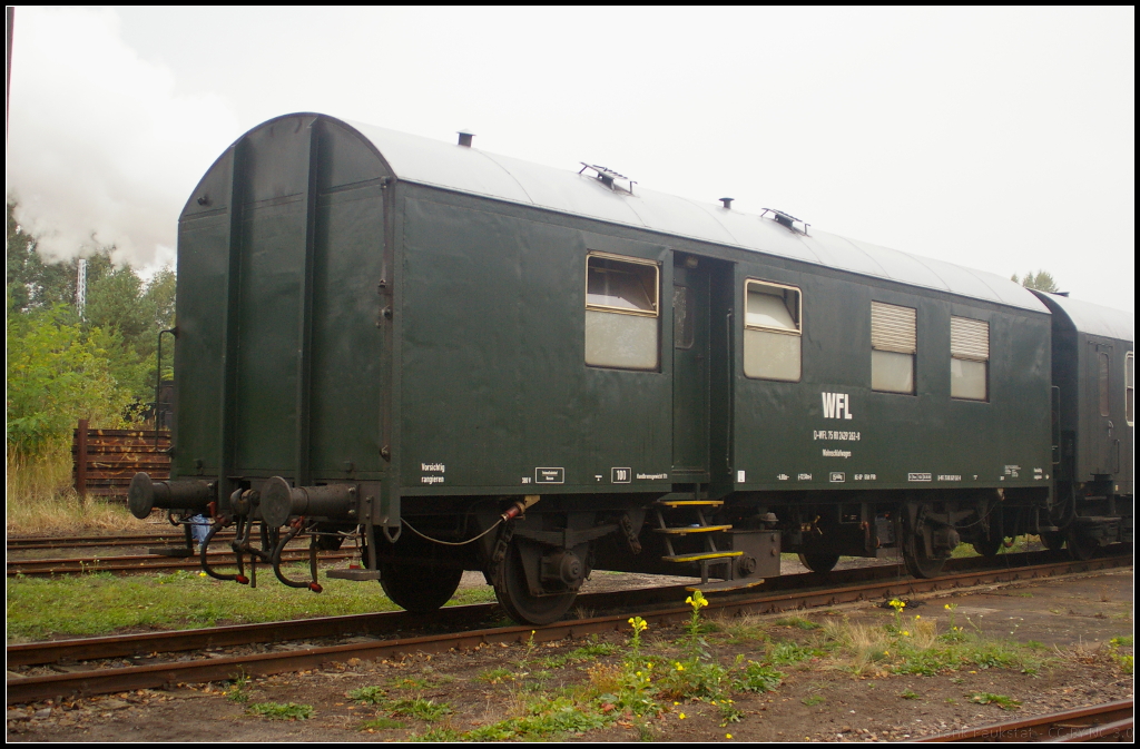 D-WFL 75 80 2429 262-8 Wohnschlafwagen in Berlin-Schoeneweide, 20.09.2014
<br><br>
Der Wohnschlafwagen der Wedler Franz Logistik GmbH & Co. KG (WFL) stand mit anderen Wagen auf dem Vereinsgel�nde w�hrend des 11. Berliner Eisenbahnfestes.